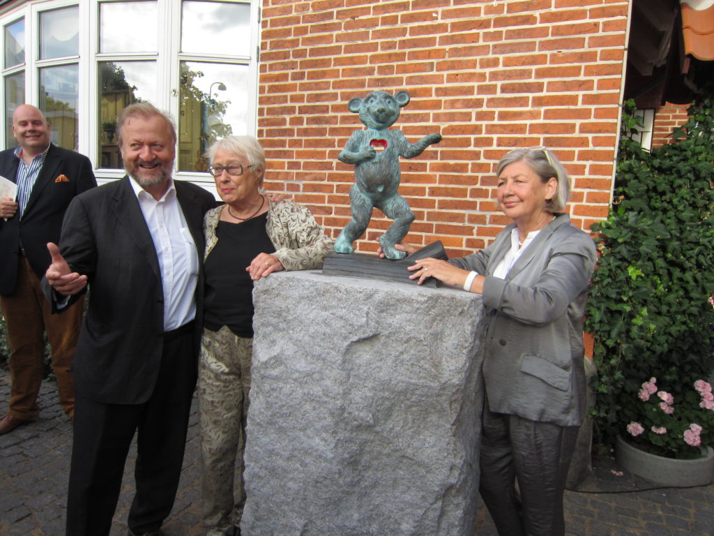 Ved afsløringen af Bjørn Nørgaards Lykkebjørn 1. August 2013 Fra venstre ses Bjørn Nørgaard, Else Marie Bukdahl og Jonna Thygesen