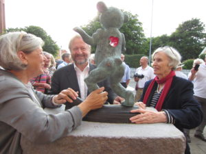 Ved afsløringen af Bjørn Nørgaards Lykkebjørn 1. August 2013 Fra venstre ses: Jonna Thygesen, Bjørn Nørgaard, Karen Bibi Elsing Klausen
