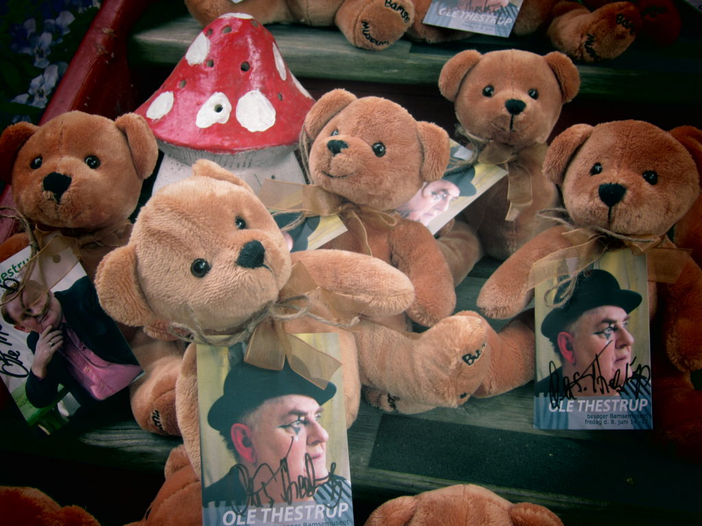 Ole Thestrup signerede en masse bamser til salg i Bamsemuseets butik
