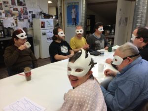 Elever og lærer på Bifrost blev overrasket da bamserne kigge forbi til fastelavnsløjer