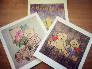 Annes kort sælges på Skagen Bamsemuseum til fordel for Kræftsyge børn